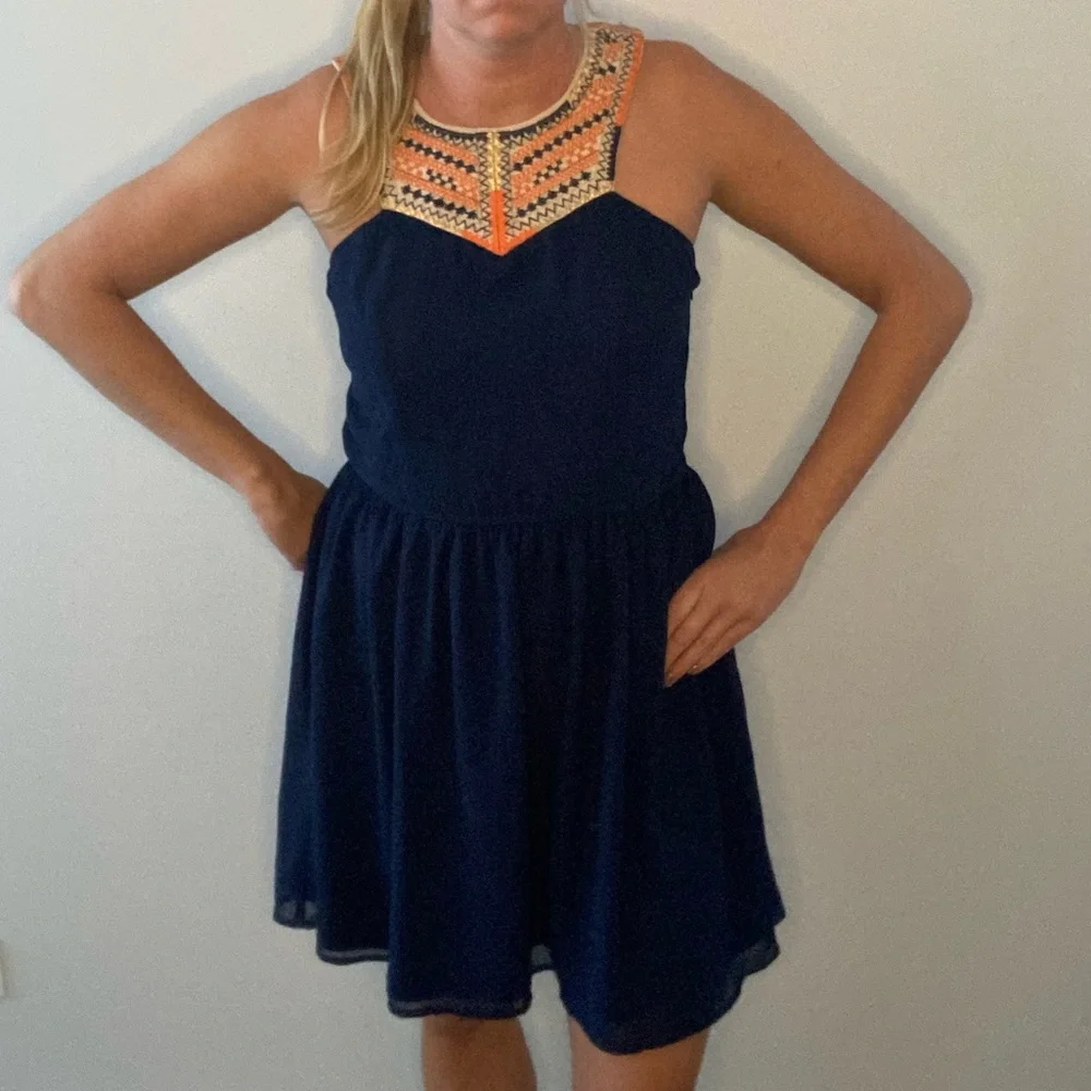 Alya Embroidered Neckline Dress size M - Picture 4 of 5